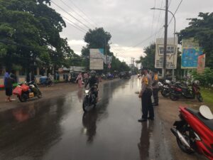 JAMIN KELANCARAN ARUS LALU LINTAS, POLRES LOMBOK UTARA LAKSANAKAN KEGIATAN RAWAN PAGI
