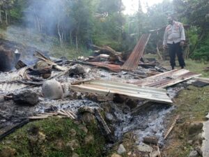 Diduga Santet, Suami Istri Dibacok dan Rumahnya Dibakar Massa