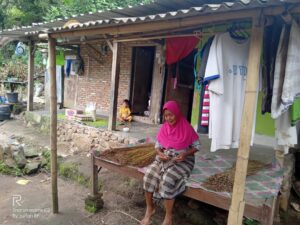 Wujud Kepedulian Polsek Senggigi bersama Endri’s Foundation (EF) , Bangunkan MCK untuk Nenek Sarini