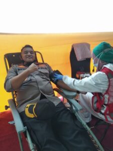 Kapolsek Senggigi dan Anggotanya Sumbangkan Darah dalam Peringati Hari Kanker Anak Sedunia