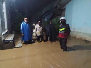 Intensitas Hujan Tinggi di Lembar, Air Sungai Tibu di Dusun Songkang Desa Labuan Tereng Meluap