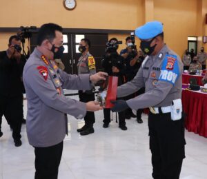 Kreatif dan Berdedikasi, Kapolri Beri Penghargaan Kepada Kedua Personel Polri Ini