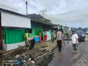 Antisipasi Banjir, Personel Polsek & Posramil Plampang Gotong Royong Bersihkan Saluran Air