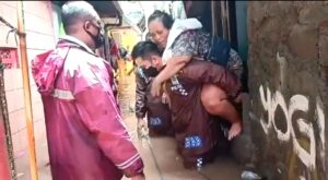 Inilah Akasi Heroik Kapolsek Dalam Evakuasi Korban Banjir Jakarta