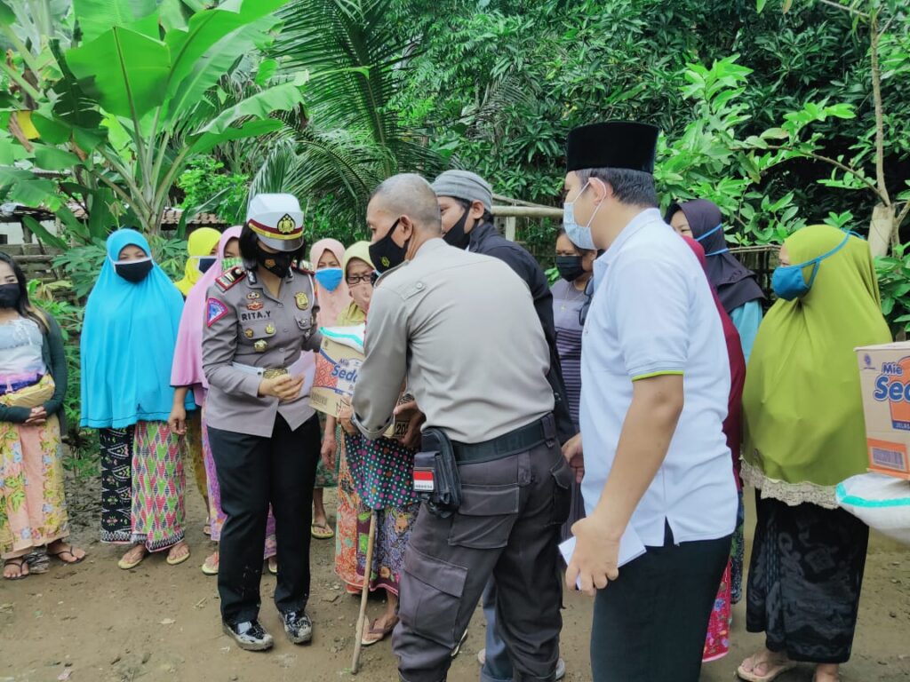 Polres Lobar dan Tokoh Agama Serahkan Bantuan Bagi Korban Terdampak Banjir Sekotong
