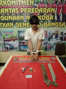 Lakukan Pengembangan Kasus Narkotika, Tim Opsnal Sat Resnarkoba Polres Lobar Temukan Dua Pucuk Senjata Rakitan