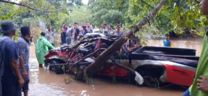 Polsek Moyo Hulu Bersama Warga Lakukan Pencarian Korban Terseret Banjir di Sungai Batu Tering