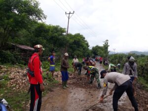 Jumat Bersih, Bhabinkamtibmas Bersama Babinsa Desa Mokong Laksanakan Gotong Royong