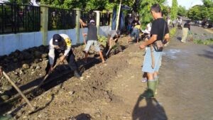 Cegah Banjir Serta Sarang Penyakit, Bhabinkamtibmas Batu Tering Gotong Royong Bersama Warganya