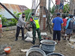 Sinergitas TNI-Polri Gotong Royong Bersama Warga Bangun Masjid