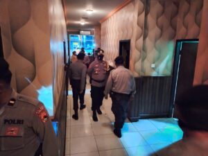 Polres Sumbawa Bubarkan Tempat Hiburan Yang Tidak Patuhi Jam Malam