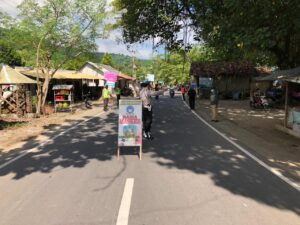 Tumbuhkan Kesadaran Disiplin Prokes Masyarakat, Polsek Sekotong Edukasi PPKM Mikro dan Kampung Sehat