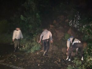 Batu Gunung Longsor di Teluk Waru Lembar, Polisi Bersihkan Bebatuan dan Beri Tanda Peringatan