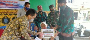 Polsek Lembar Jaga Ketat Penyaluran BLTDD di Desa Lembar Selatan, Ingatkan Protokol Kesehatan