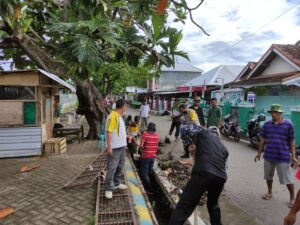 Peduli Lingkungan, Bhabinkamtibmas Polsek Alas Royong Bersihkan Selokan