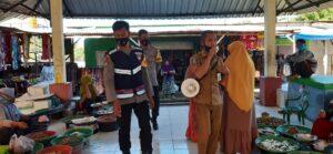 Bhabinkamtibmas Di Pasar  Ajak Warga Patuhi Prokes Sukseskan Kampung Sehat