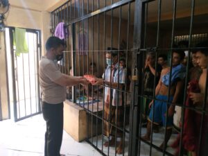 Sat Tahti Polres Sumbawa Bagikan Perlengkapan Mandi Jaga Kesehatan Tahanan