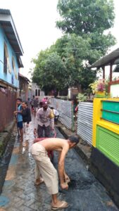 Gelorakan Lomba Kampung Sehat Jilid 2, Bhabinkamtibmas Polsek Alas Gotong Royong Bersihkan Lingkungan