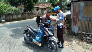 Perkuat Pelaksanaan Lomba Kampung Sehat 2 dan PPKM, Polsek Gerung Tingkatkan Pencegahan Penyebaran Covid-19 Melalui Ops Yustisi