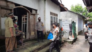 Jum’at Berkah Polsek Kediri, Wujud Nyata Kepedulian Polri Terjun Langsung Datangi Warga Salurkan Bantuan Sosial