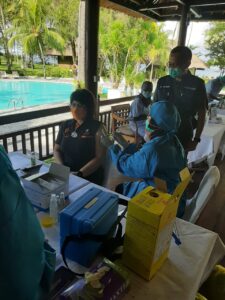 Polsek Senggigi Kerahkan Personel Amankan Vaksinasi 134 Orang Karyawan Hotel dan Restoran
