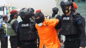 Densus 88 Anti Teror Polri Kawal 22 Terduga Teroris Wilayah Jatim Tiba di Bandara Soekarno Hatta