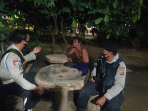 Pantau Kamtibmas di Lembar, Polsek Lembar Aktif Patroli di Jam Rawan Kejahatan Sembari Tegakkan Disiplin Prokes