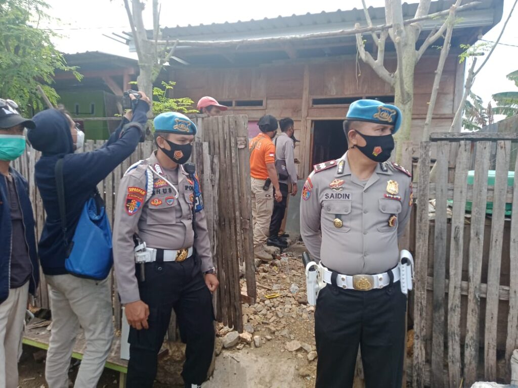 Densus 88 Geledah Rumah Terduga Teroris di Bima
