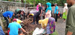 Sukseskan Kampung Sehat Jilid II, Bhabinkamtibmas Desa Moyo Mekar Bersama Pemdes Dan Warga Gelar Gotong Royong