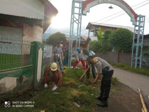Wujudkan Kampung Sehat,  Bhabinkamtibmas Bersama Masyarakat Gotong Royong