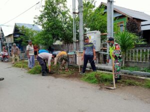 Jumat Bersih, Bhabinkamtibmas Kalimango Gotong Royong Bersama Warga