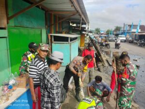 Bhabinkamtibmas & Babinsa Kerja Bakti Bersihkan Selokan Sukseskan Kampung Sehat