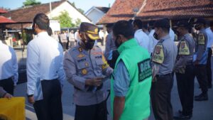Kapolres Sumbawa Kembali Berikan Penghargaan Kepada Faizin, Pemenang Terbaik “Ojek Of The Month” Bulan Maret 2021