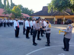 Upacara Bendera, Kapolres Sumbawa Berikan Reward Kepada Puluhan Personel