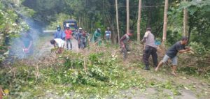 Bhabinkamtibmas Lenangguar Gotong Royong Bersama Warga Singkirkan Pohon Tumbang