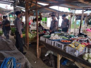 Melalui Program Kampung Sehat, Polres Sumbawa Edukasi Masyarakat Pentingnya Memakai Masker