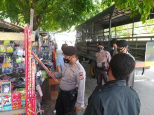 Polres Sumbawa Razia Pedagang Petasan “Nakal”
