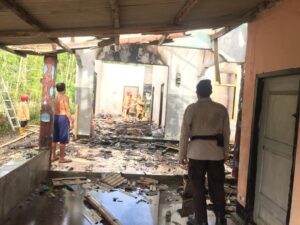 Gudang Penyimpanan Spring Bed Lembar Selatan Ludes Terbakar