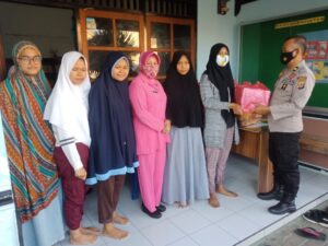 Peduli Sesama, Polres Sumbawa Bagikan Makanan Buka Puasa Di Panti Asuhan