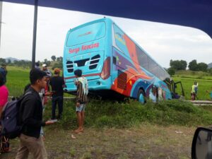 Sat Lantas Polres Sumbawa Evakuasi Tabrakan Beruntun