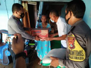 Peduli Sesama, Polres Sumbawa Bagikan Sembako Lewat Patroli Samawa Berbagi