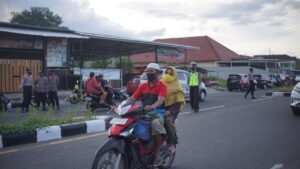 Patroli Jelang Berbuka Puasa, Polres Sumbawa Ingatkan Patuhi Prokes
