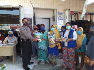 Sukseskan Kampung Sehat, Bhabinkamtibmas Lakukan Monitoring Dan Himbauan Prokes
