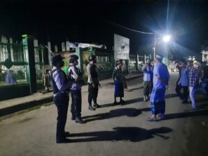 Pastikan Aman & Kondusif, Personel Polsek Alas Lakukan Pengamanan Shalat Tarawih