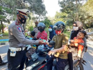 Operasi Keselamatan 2021, Polres Sumbawa Berbagi Takjil