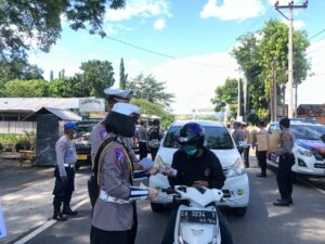 Operasi Keselamatan, Polres Sumbawa Bagikan Masker Hingga Brosur Tertib Berlalu Lintas