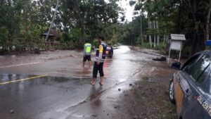 Hujan Deras- Banjir, Personel Polsek Rhee Lakukan Patroli Siaga Bencana