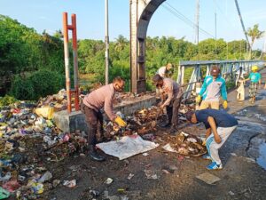 Polsek Utan Gotong Royong Bersama Bersihkan Sampah Di Desa Tengah Sukseskan Kampung Sehat