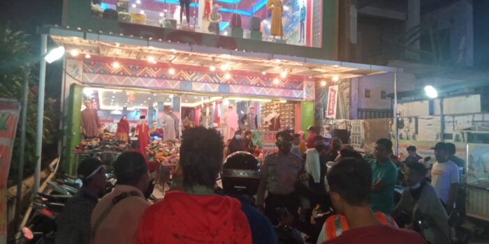Cegah Kerumunan, Polsek Gerung Mengurai Kegiatan Masyarakat di Pusat Perbelanjaan