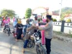 Kapolsek Seteluk Beserta Bhayangkari Ranting Seteluk Berbagi Takjil 